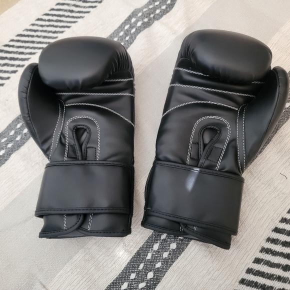 American Gym 14oz Boxing Gloves - Picture 3 of 3